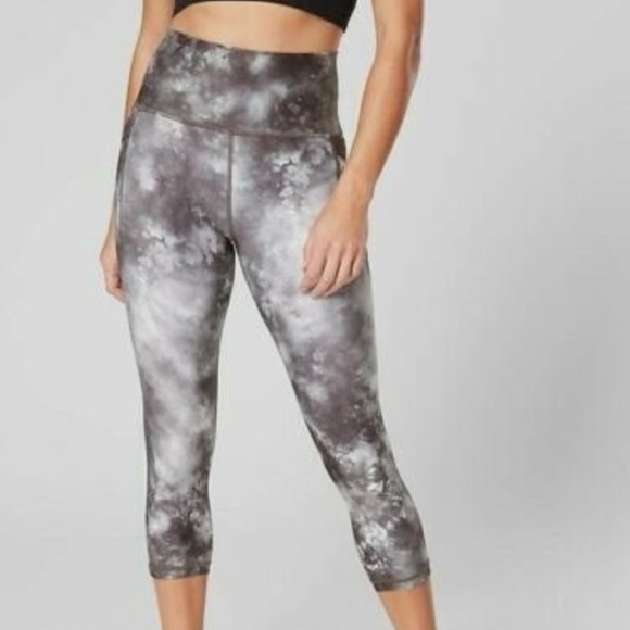 Athleta Salutation Stash Pocket Supernova Capri in Black, Size XL Tall - Picture 1 of 11